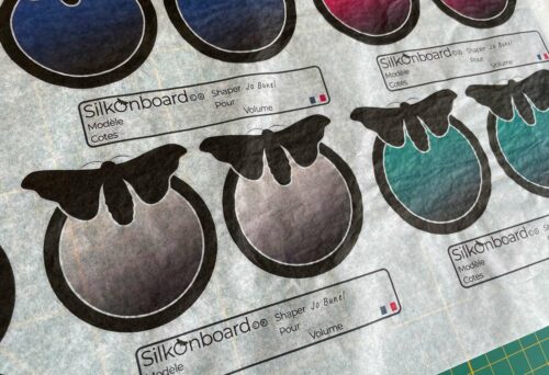 Impression numérique de logos multicolores sur papier de soie transparent à l'unité.