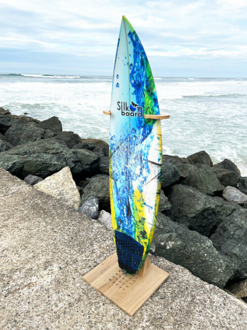 Présenter une planche de surf verticalement - support en bois de chêne