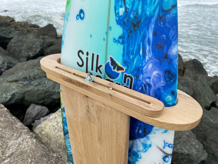 système d'attache pour présentoir vertical de planches de surf